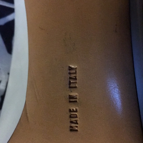 Ladies Ferragamo shoes - Picture 3 of 7